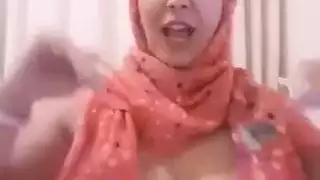 امرأة عربية ناضجة ترتدي النقاب تظهر عارية تمامًا لتصوير فيلم إباحي