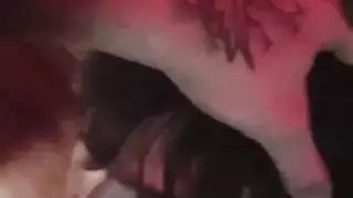 مراهقة تمص قضيبًا من أجل المال جنس فموي إباحي
