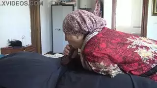 زوجة تركية ناضجة تأخذ قضيبًا أسود ضخمًا عميقًا في فمها