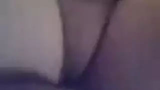 عاهرة تصدر أنينًا عاليًا وتُغطى بالسائل المنوي