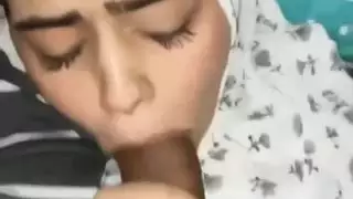 محجبة وقحة تأخذ قذفاً سميكاً بعد مص
