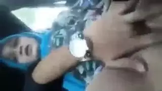 أَصْبِعُ نقطة جي سبوت حتى تبلغ الذروة في السيارة
