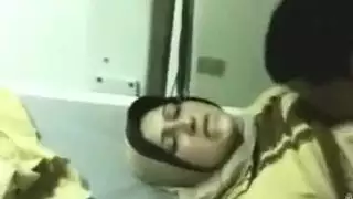 أفلام عربية إباحية: زوجة تأخذ قضيبًا صارمًا