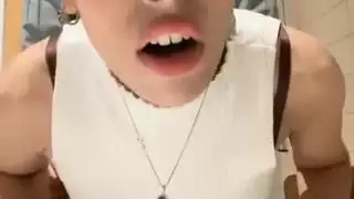 نيك سريع في حمام مليء بالبخار: فتاة مصرية تأخذه كله