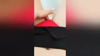 سراويل حمراء منقوعة من جلسة استمناء شديدة للبظر
