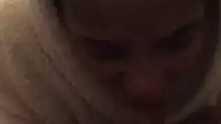 ممثلة إباحية تأخذ رأسًا ضخمًا قذرًا في فمها