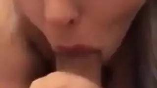 فمها يحلب زبه الصلب قبل ممارسة الجنس الصريح