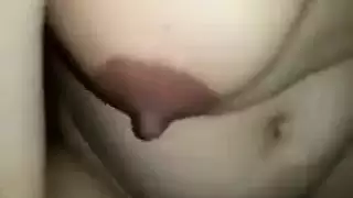 بطل إباحي يداعب حلماتها وفمها ثم ينيكها بعمق