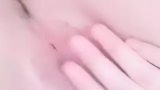 فتاة بجسد رخامي تداعب كسها حتى هزة الجماع الشديدة