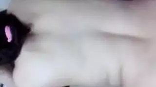 الراقصة المثيرة سماح تعرض أثداءها الكبيرة وفرجها المخترق على الكاميرا