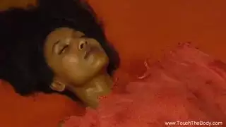 تدليك صابوني مثير مع إفراغ كامل للجسم