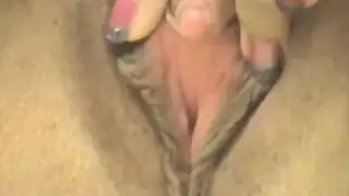 قضيب العريس الضخم يمدد فتحة شرجها الضيقة