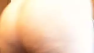 خاضع يعض لسانه أثناء أخذ شرج قاسي من قمة سادية