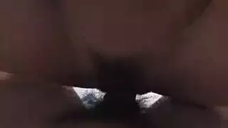 فتاة آسيوية شابة تعلم قضيباً متزوجاً حيلاً جنسية جديدة