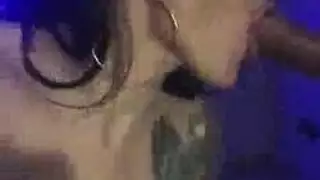 حفلة نيك جامحة: زوج يواجه ملكتين شرجيتين