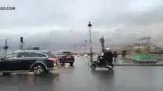 باريس هي امرأة سمراء صغيرة آسيوية مع أظافر حمراء ونقع كس الرطب، تحتاج إلى مساعدة