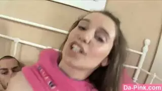 تلعب بي كسها و طيزها على السرير
