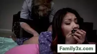 إميلي ويليس وصديقتها في مشهد سحاقي خام وغير مقطوع