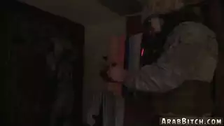 الملكة العربية تسيطر على العاملة المحلية في فيلم إباحي صريح