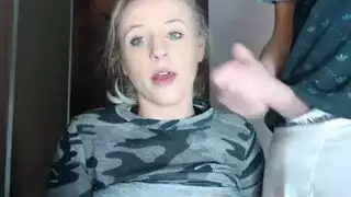 بنت تشهد سكس في الهاتف