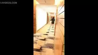 عدة فحول يملأونها على الأركة في مشهد إباحي مكثف