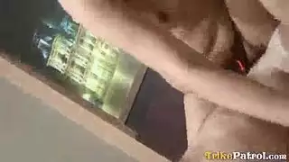 فتاة ضئيلة مبتسمة تأخذ ضربات قاسية من أبي