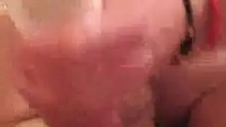 ثنائي مثار يهيمن على فتاة مثلية في مشهد صارم على السرير