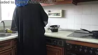 عاهرة عربية تُدمر بقضيب الفتى الألماني الكبير