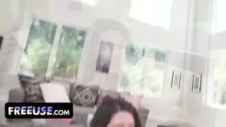 يأس زوجة الأب المالي ينتهي بفرجها المتسع على قضيب ابنها الكبير