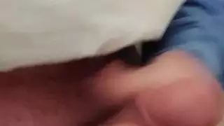 حركة قضيب كثيف في مرحاض الطائرة الضيق