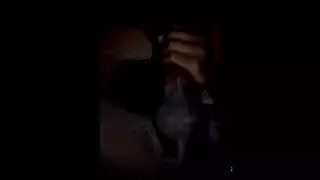 مراهق يستمني وهو يشاهد أفلام سحاقية