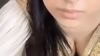 كرمي هذه العربية الحارة بقضيبك الصلب