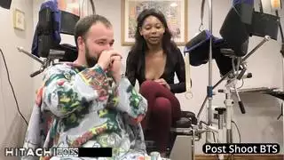 عصا هيتاشي للدكتور تامبا تمنح المراهقة المضطربة ميني روز هزات جماع شديدة مع صراخ