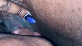 السيدة السمراء المسيطرة تقطر رطوبة من فعل إباحي لعق كس قاسي