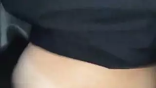 الجنس العلني في الهواء الطلق: يونغ مراهق يحصل على كسها الضيق مارس الجنس في لعبة الكلب تحت بطانية