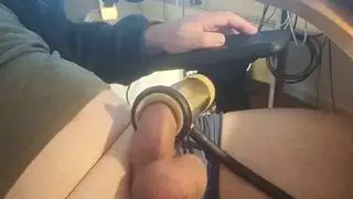 انتصاب ضخم غير راضٍ حتى يحصل على جماع حلق قاسي