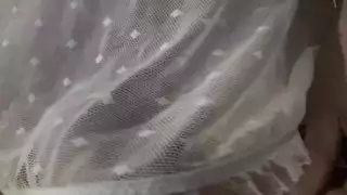 فتاة ذات صدر كبير تُربط أثداؤها بالجلد