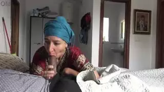 خادمة فندق تركية لا تخاف عندما يظهر ضيف أمريكي قضيبه الأسود الكبير