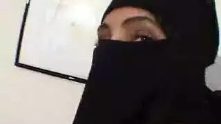 نيك شرجي صريح: فتاة نقاب تأخذ قضيبًا وحشيًا