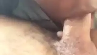 فتاة سمراء ساخنة تحصل على قضيب كبير في حلقها