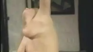 شقراء ساخنة يُدَمَّر كسها بقضيب كبير