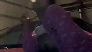 فتاة أصلع مدخنة تتمدد فتحاتها بواسطة قضيب كبير على الرمال