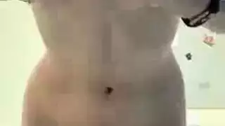فلاش مهبل هاوي تحت ملابسها إباحي صريح