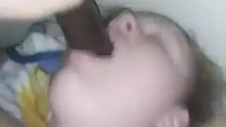 الشقراء الممتلئة تبتلع قضيب أسود ضخم في مشهد إباحي صريح