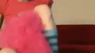 الراكب في سن المراهقة نحيل يذهب منفردا على زمام