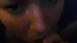 ميلف تبتلع القضيب بالكامل في جلسة مص مكثفة