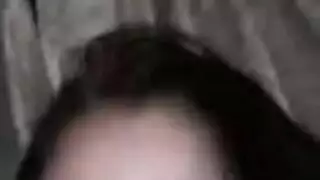 عاهرة آسيوية مثيرة تمص قضيبًا بعمق في مشهد شارع مزدحم