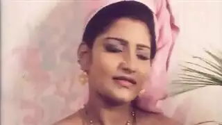 حمات هندية تأخذ زوجة ابنها لممارسة مثلية جنسية صريحة