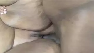 سمراء ممتلئة تظهر صدرها الضخم ومؤخرتها للجنس القوي