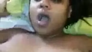 شقراء ممتلئة تفرك كسها المبلل في حوض الاستحمام